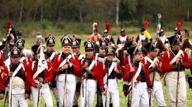 Vatanseverlik Savaşı 1812 yılın Borodino Muharebesi Borodino, Rusya Federasyonu - 06 Eylül 2015 - canlandırma. Turistler çit yerlerden olan performansı dikkat et. Moscow region, Rusya Federasyonu.