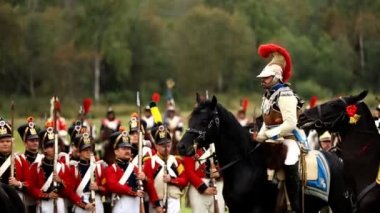 Vatanseverlik Savaşı 1812 yılın Borodino Muharebesi Borodino, Rusya Federasyonu - 06 Eylül 2015 - canlandırma. Turistler çit yerlerden olan performansı dikkat et. Moscow region, Rusya Federasyonu.