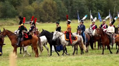 Vatanseverlik Savaşı 1812 yılın Borodino Muharebesi Borodino, Rusya Federasyonu - 06 Eylül 2015 - canlandırma. Turistler çit yerlerden olan performansı dikkat et. Moscow region, Rusya Federasyonu.