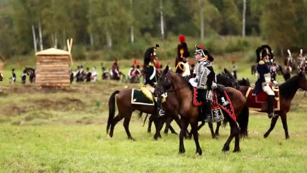 BORODINO, RUSSIA - September 06, 2015 - Reenactment of the battle of Borodino the Patriotic war of 1812 year . Tourists watch the performance from from the fenced places. Moscow region, Russia. — Stock Video