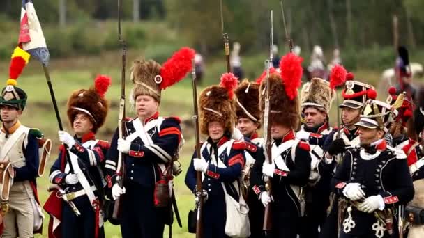 Borodino, russland - 06. September 2015 - Nachstellung der Schlacht von borodino des patriotischen Krieges des Jahres 1812. Touristen verfolgen das Spektakel von den eingezäunten Plätzen aus. moskau, russland. — Stockvideo