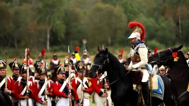 BORODINO, RÚSSIA - 06 de setembro de 2015 - Reconstituição da batalha de Borodino a guerra Patriótica de 1812 ano. Turistas assistir o desempenho a partir dos lugares cercados. Moscovo, Rússia . — Vídeo de Stock