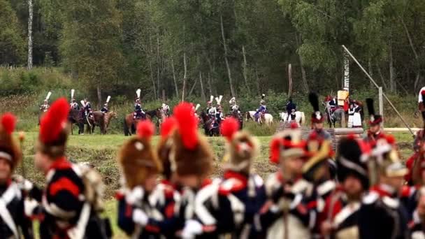 БОРОДИНО, РОССИЯ - 06 сентября 2015 года - Реконструкция Бородинской битвы Отечественной войны 1812 года. Туристы наблюдают за выступлением из огороженных мест. Московская область, Россия . — стоковое видео