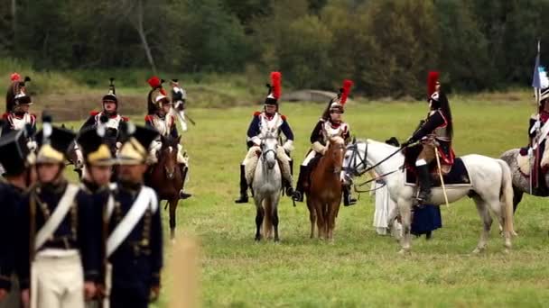 BORODINO, RÚSSIA - 06 de setembro de 2015 - Reconstituição da batalha de Borodino a guerra Patriótica de 1812 ano. Turistas assistir o desempenho a partir dos lugares cercados. Moscovo, Rússia . — Vídeo de Stock