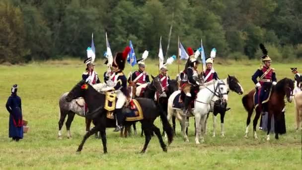 BORODINO, RUSIA - 06 de septiembre de 2015 - Representación de la batalla de Borodino la guerra patriótica de 1812 años. Los turistas ven la actuación desde los lugares cercados. Región de Moscú, Rusia . — Vídeo de stock