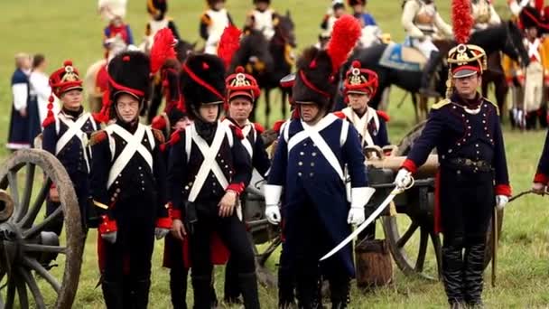 Borodino, Oroszország - szeptember 06., 2015 - Reenactment a honvédő háború 1812 évben Borogyinói csata. Turisták nézni a előadás-ból-a bekerített helyről. Moscow region, Oroszország. — Stock videók