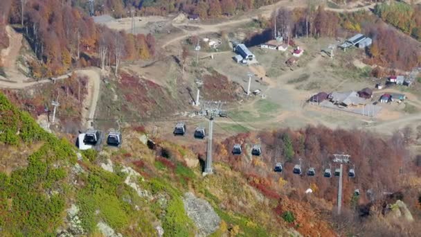 Cabinas móviles de la carretera de cable. Funicular con palabras Rosa Khutor en cabañas. Rusia . — Vídeo de stock