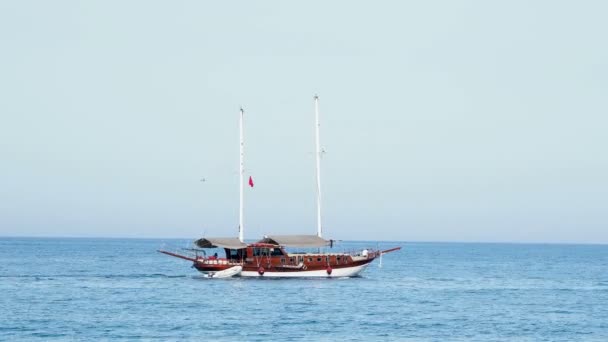 KEMER, TURQUIA - 19 de maio de 2018. Belo iate com um snap-in de madeira navegando ao longo da costa . — Vídeo de Stock