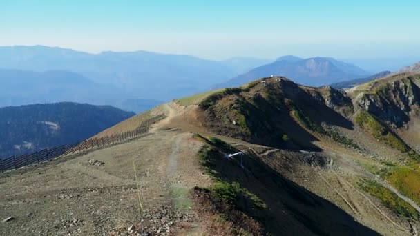 Panoramatický pohled na Aibga horách od stanice Rosa Peak road kabel. Rosa Khutor, Rusko. — Stock video