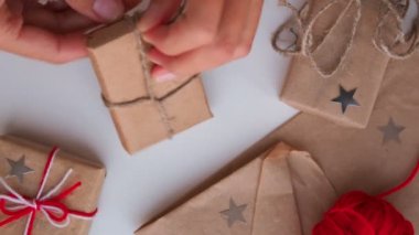 Kadın Kraft kağıt ve kırmızı ataş mevcut kutusuyla kaydırma. DIY Noel ve yeni yıl arka plan girts.