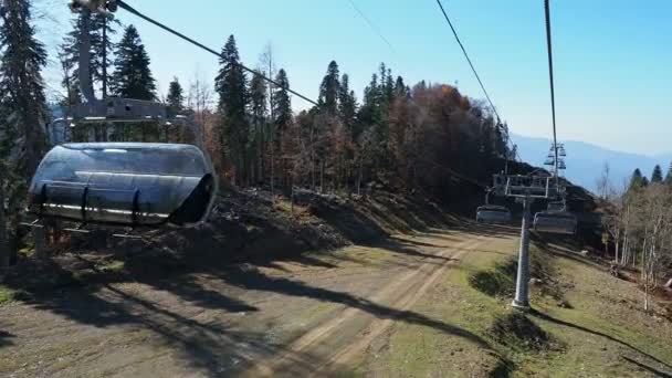 Rosa-Khutor, Oroszország-október 13-án, 2018. A kábel közúti mozgó kabinok. Mozgó fák alatt hegyek lejtőin sikló. — Stock videók