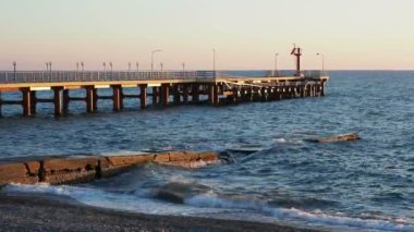 Pier deniz feneri ile. Sunset Bulvarında Karadeniz, Adler, Rusya Federasyonu.