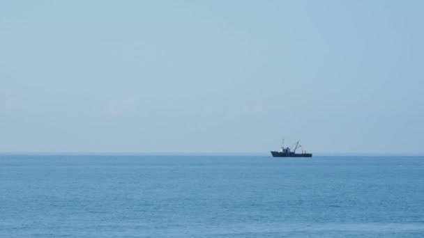 Fisher také odplouvá přívoz v černém moři, Adler, Rusko. — Stock video