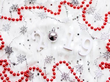 Noel ve yeni yıl arka plan numaraları 2019, gümüş süslemeleri ve ampulleri.