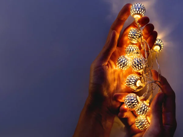 Handen Met Lampen Metalen Lampen Met Delicate Patroon Schitteren Het — Stockfoto
