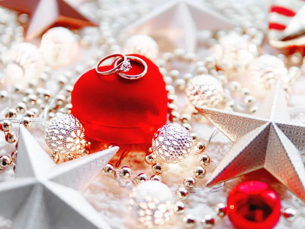 Новорічні Різдвяні Прикраси Зірки Білому Язані Фону Червоне Серце Подарунковій — стокове фото