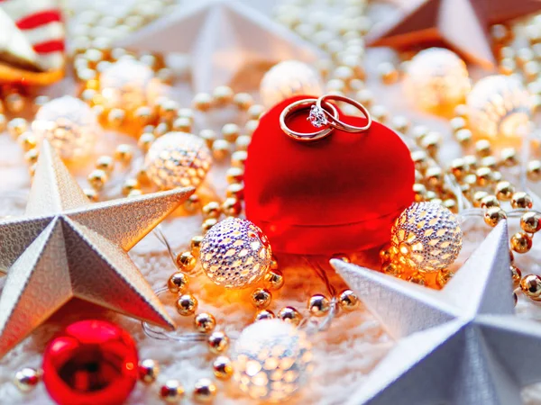 Новогодние Рождественские Украшения Белом Трикотажном Фоне Красное Сердце Подарочная Коробка — стоковое фото