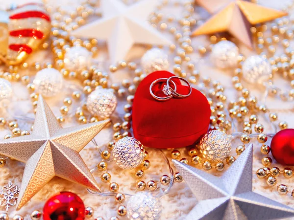 Новорічні Різдвяні Прикраси Зірки Білому Язані Фону Червоне Серце Подарунковій — стокове фото