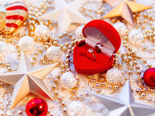 Weihnachts Und Neujahrssterndekorationen Auf Weißem Strickhintergrund Rotes Herz Geschenkschachtel Mit — Stockfoto