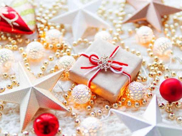 ホワイト クリスマスと新年スター装飾ニット背景です 雪印のクラフト ペーパーに包まれたボックスが表示 金属のヘアライン柄 ゴールド ビーズ 赤のボール電球 — ストック写真