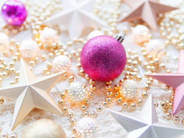 ホワイト クリスマスと新年スター装飾ニット背景です 繊細なパターン ゴールド ビーズ バイオレットのボールと金属の電球 — ストック写真