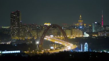 Moskova, Rusya'nın gece panorama görünüm. Mimari tarihi yerler - Jivopisniy Köprüsü, Stalin gökdelen, Ostankino Kulesi.