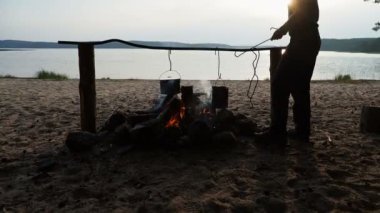 Bir yangın pot pişirme yemek. Kumsalda kamp yaz. Kenozero Milli Parkı, Rusya Federasyonu.