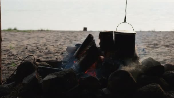 Kokende soep op een pot van het vuur. Zomer kamperen op het strand. Kenozero Nationaalpark, Rusland. — Stockvideo