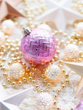 Noel ve yeni yıl yıldız süslemeleri beyaz arka plan ördü. Metal ampuller ile hassas desen, altın boncuk ve menekşe topları.