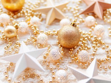 Noel ve yeni yıl yıldız süslemeleri beyaz arka plan ördü. Metal ampuller ile hassas desen, altın boncuk ve topları.