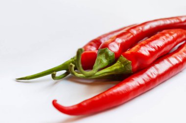 Biber biber veya Şili beyaz arka plan üzerinde. Kırmızı meyve bir baharat kullanılır.