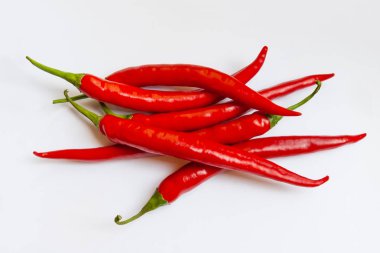 Biber biber veya Şili beyaz arka plan üzerinde. Kırmızı meyve bir baharat kullanılır.