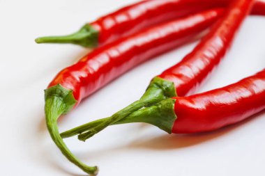 Biber biber veya Şili beyaz arka plan üzerinde. Kırmızı meyve bir baharat kullanılır.