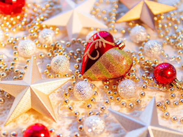 ホワイト クリスマスと新年スター装飾ニット背景です 繊細なパターン ゴールド ビーズ装飾的な赤いハートと金属の電球 — ストック写真