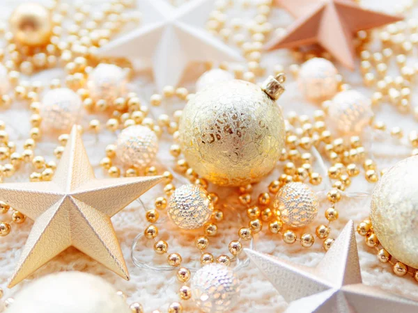 ホワイト クリスマスと新年スター装飾ニット背景です 繊細なパターン ゴールド ビーズのボールと金属の電球 — ストック写真