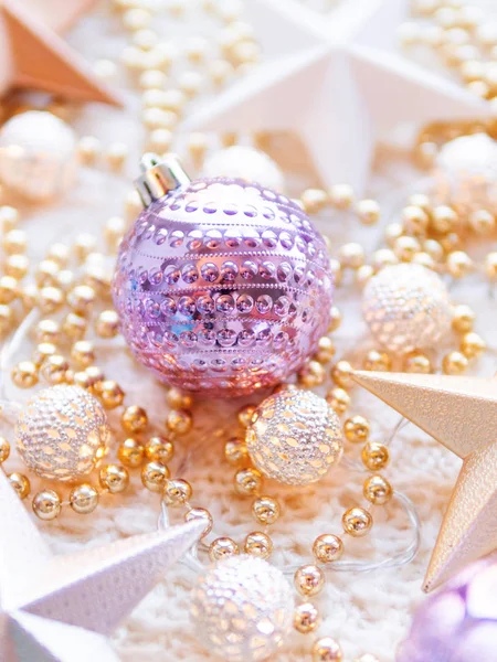 Décorations Étoiles Noël Nouvel Sur Fond Tricoté Blanc Ampoules Métalliques — Photo