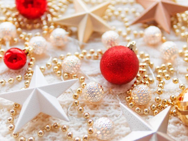 Noel Yeni Yıl Yıldız Süslemeleri Beyaz Arka Plan Ördü Metal — Stok fotoğraf
