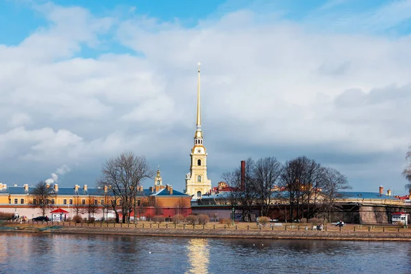 ピーターとサンクトペテルブルク ロシアの Paul 大聖堂 ピーターと Paul の要塞 — ストック写真