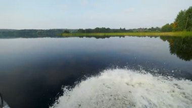 Kenozero Gölü ve Adaları. Hareketli bir motorlu tekne çekim. Kenozerskiy Milli Parkı, Rusya Federasyonu.