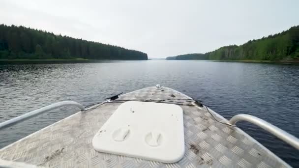 Lac et îles Kenozero. Tirer depuis un bateau à moteur en mouvement. Parc national Kenozerskiy, Russie . — Video