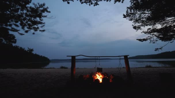 Cozinhar sopa em uma panela de fogo. Camping de verão na praia. Kenozero National Park, Rússia . — Vídeo de Stock