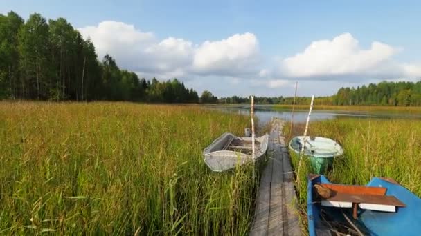 Kenozero στη λίμνη και τα νησιά. Θέα στη λίμνη και καραβάκι από ξύλινη προβλήτα. Εθνικό Πάρκο Kenozerskiy, Ρωσία. — Αρχείο Βίντεο