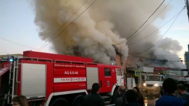 Odintsovo, Rusya - 23 Mayıs 2017. Tren istasyonu yakınında bir alışveriş merkezinde büyük yangın. Mağazaları yasadışı olarak inşa edilmiş binada yanıyor.