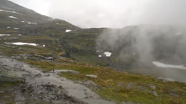Weg zwischen Felsen zum berühmten Wahrzeichen - Trolltunga, Trollzunge. Wandern in Norwegen. — Stockvideo
