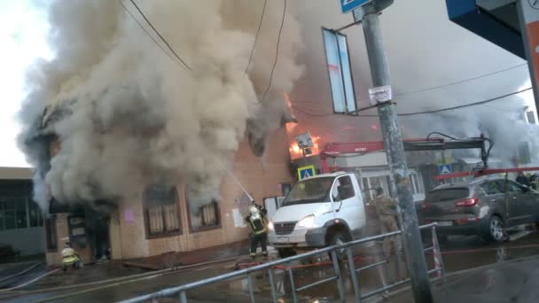 Odintsovo, Rusko - 23. května 2017. Velký požár v nákupním centru blízko nádraží. Obchody jsou pálení v nelegálně postavené budovy. — Stock video