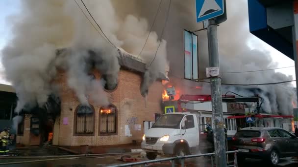 Odintsovo, Rusko - 23. května 2017. Velký požár v nákupním centru blízko nádraží. Obchody jsou pálení v nelegálně postavené budovy. — Stock video