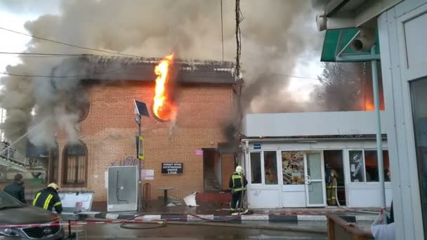 Odintsovo, Rusko - 23. května 2017. Velký požár v nákupním centru blízko nádraží. Obchody jsou pálení v nelegálně postavené budovy. — Stock video