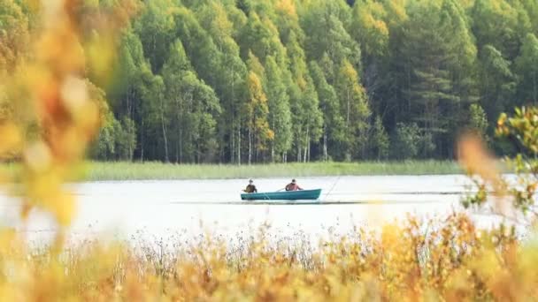 Dwa człowiek połowów na statku. Park narodowy Kenozerskiy, Rosja. — Wideo stockowe