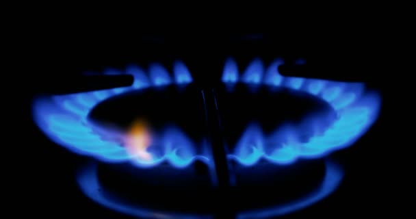 A gáz-gáz tűzhely a kék lángok. A kályha sötétben tűz. — Stock videók