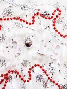 Noel ve yeni yıl arka plan numaraları 2019, gümüş süslemeleri ve ampulleri.